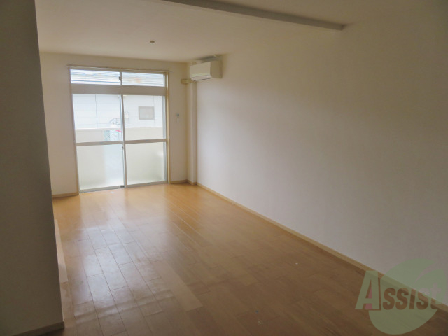 居室・リビング　１２．７帖のＬＤＫです。広々として、きれいですね。