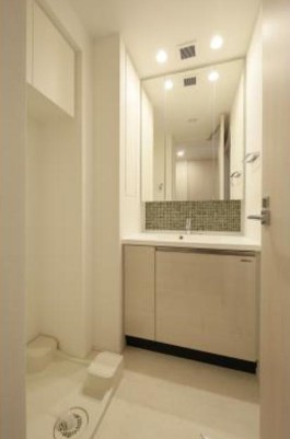 洗面設備　ゆったりとスペースのある洗面所