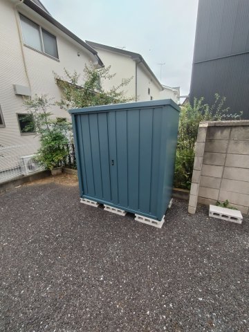 収納　各部屋に専用の外置きの物置がございます。（無料）