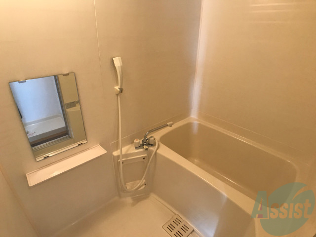 バス・シャワールーム　バスルームの鏡はありがたいですね、ゆっくり浸かりたいですね