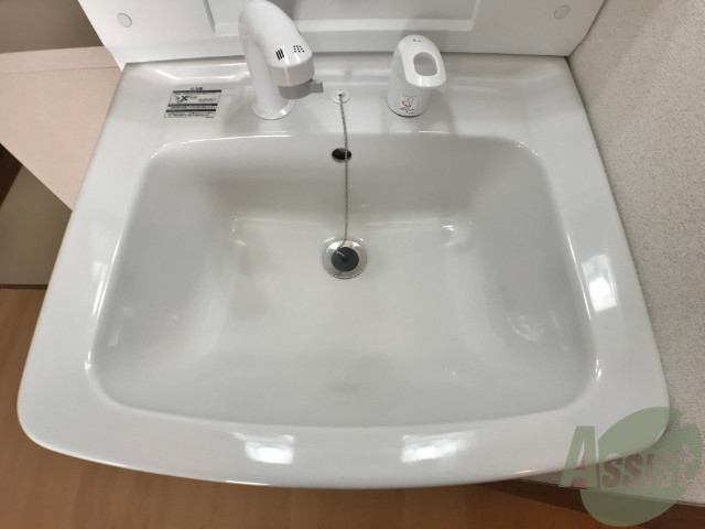 洗面設備　洗面台はお風呂の横、ダイニングスペースにあります