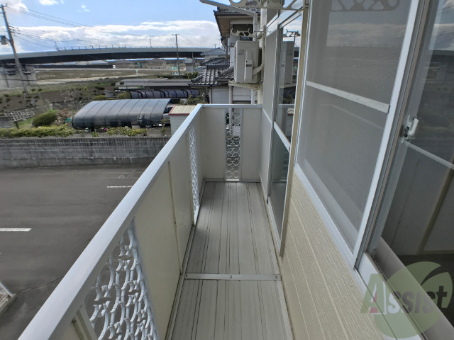 バルコニー　バルコニーは南側、お洗濯物もはかどりそうですねー