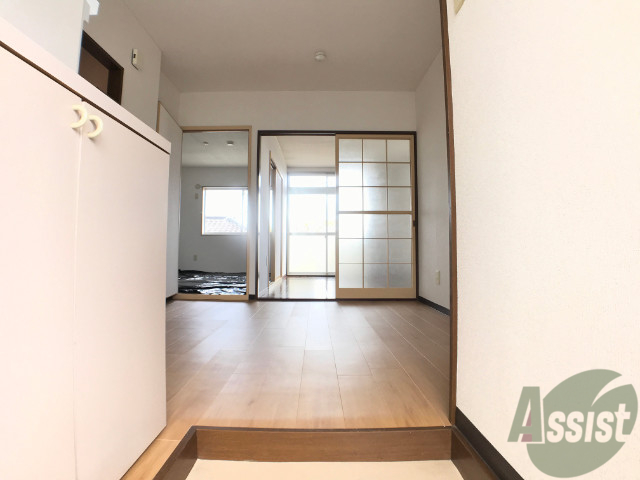 玄関　玄関を入ると正面が居室、左手にお風呂、トイレがあります