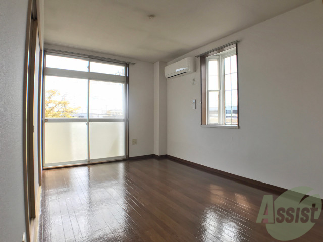 居室・リビング　リビングは６帖の洋室、南向きで陽当たり良好です