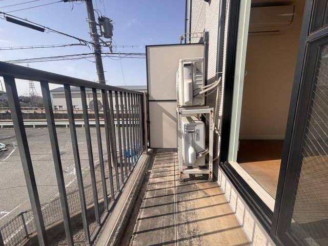 バルコニー　広くはないですが明るいバルコニーになっています。日当たりが良