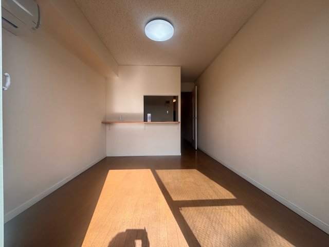 居室・リビング　日光がしっかり入るお部屋です。エアコン付きなので初期費用が抑