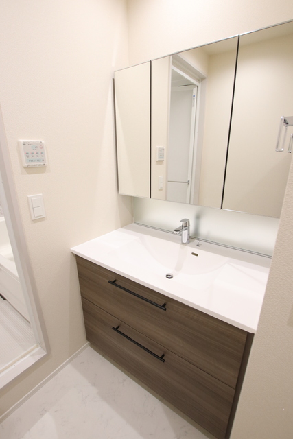 洗面設備　収納力高めの独立洗面台