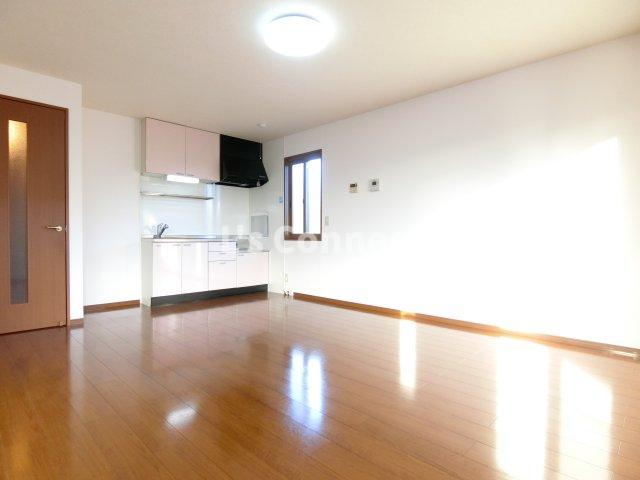 居室・リビング　１１．５帖のＬＤＫ。角部屋で２面に窓があります。