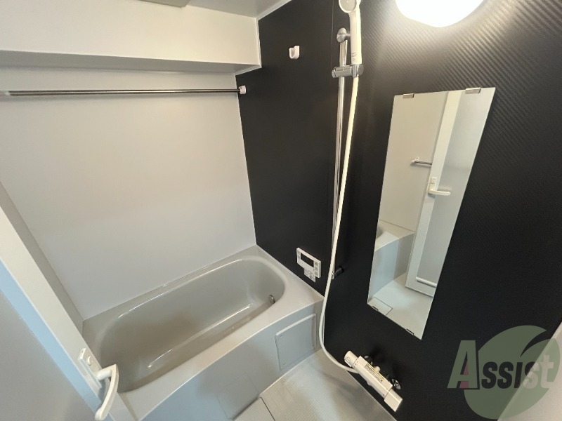 バス・シャワールーム　浴室はこちらのユニットバスです。一日の疲れを癒しましょう。