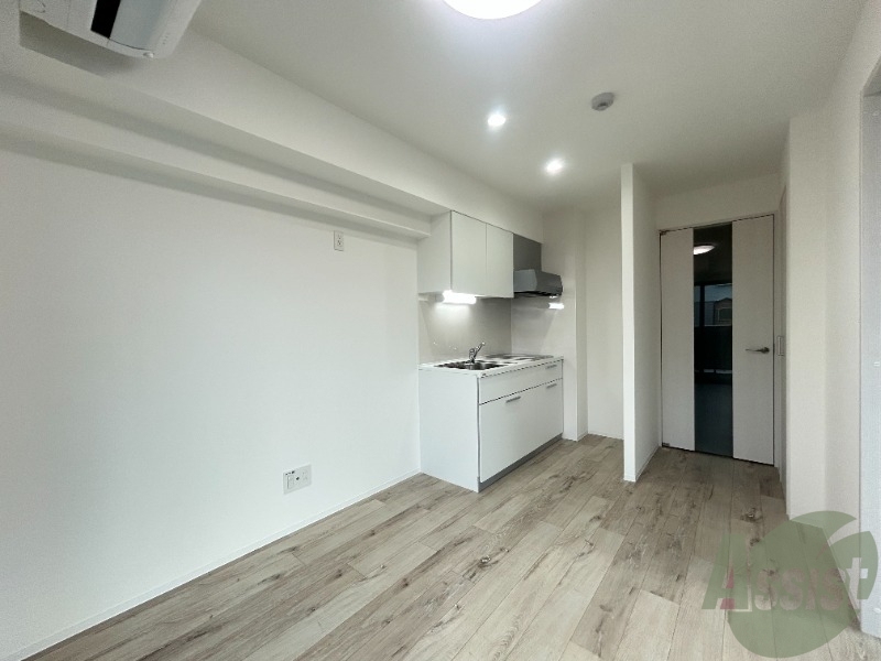 居室・リビング　南向きの大きめの窓から日差しがたっぷり入る明るいお部屋です。