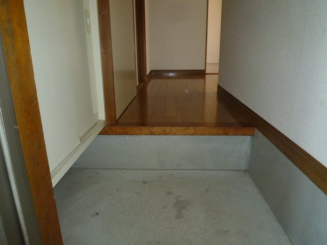 玄関　写真は101号