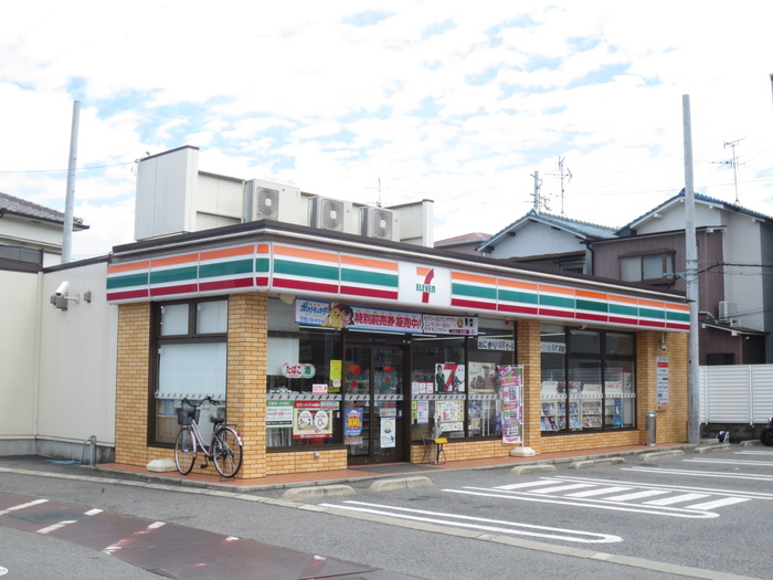 コンビニ　セブンイレブン（コンビニ）まで241m