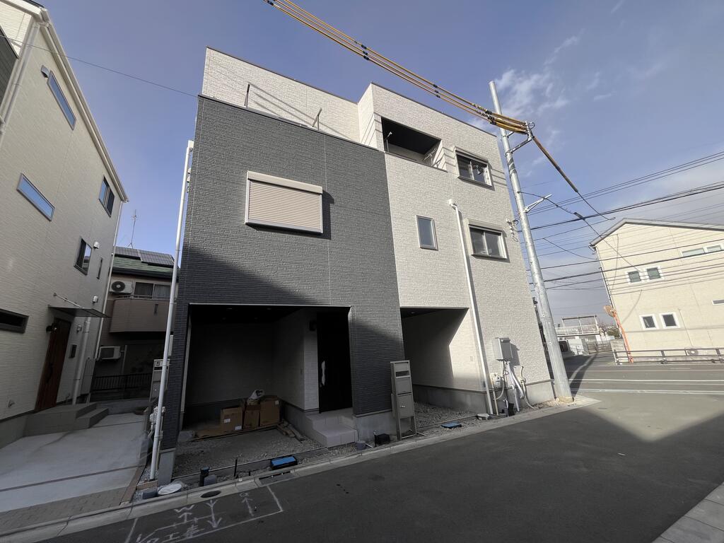 建物外観　屋根付専用ガレージ付きです！
