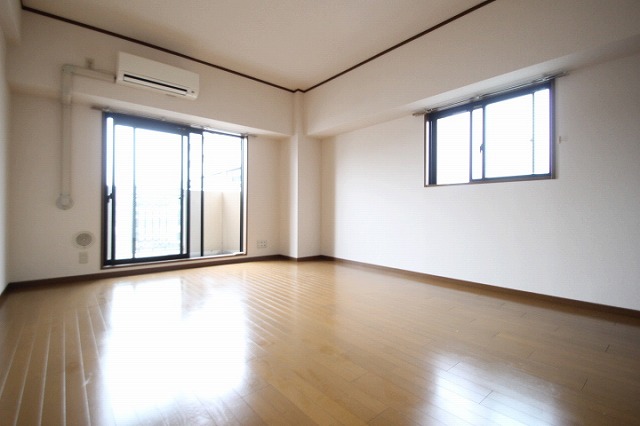 居室・リビング　同物件、別号室のものです。