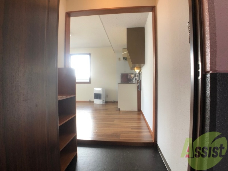 玄関　玄関です。すぐ広いリビングにつながっています。