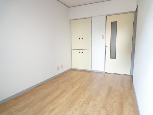 居室・リビング　同物件、別号室のものです。