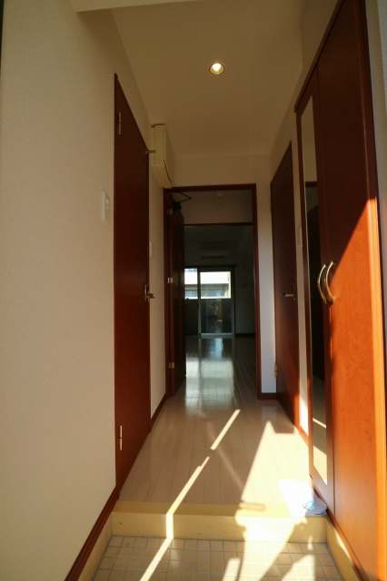 玄関　※別号室の参考写真です。