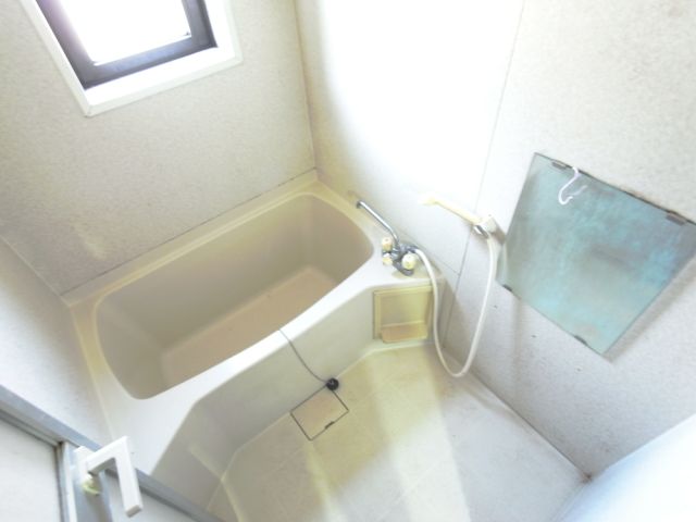 バス・シャワールーム　浴室の窓は換気に最適、明るいです