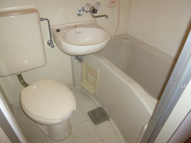 バス・シャワールーム　真っ白でシンプルなユニットバスになっています