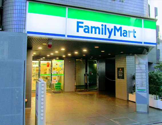 コンビニ　ファミリーマート サンズ西新宿店（コンビニ）まで579m