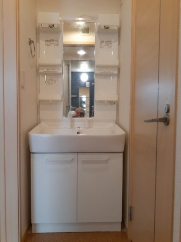 洗面設備　ゆったりとスペースのある洗面所