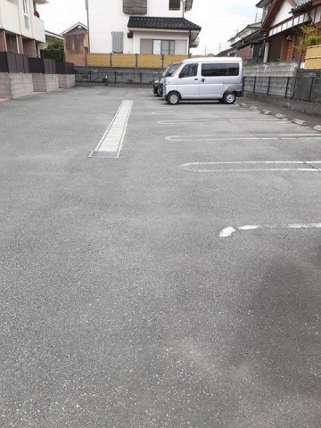 駐車場　駐車場があるので、車を買う予定の方も安心です