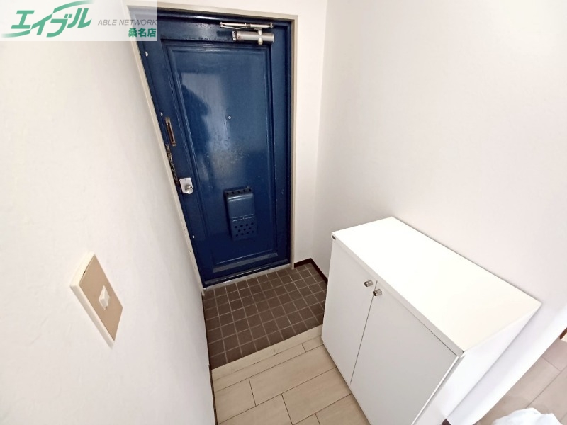 玄関　同物件別部屋の写真となります