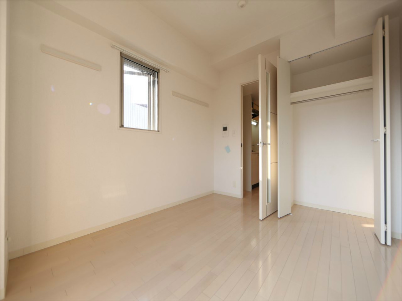 居室・リビング　洋室6.4帖　クローゼット付（収納充実してます）