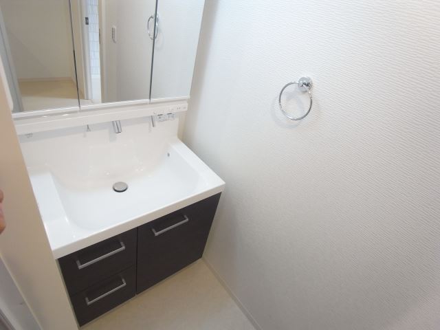 洗面設備　広くて使いやすそうな洗面台です。