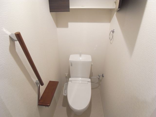 トイレ　温水洗浄便座付いてます。