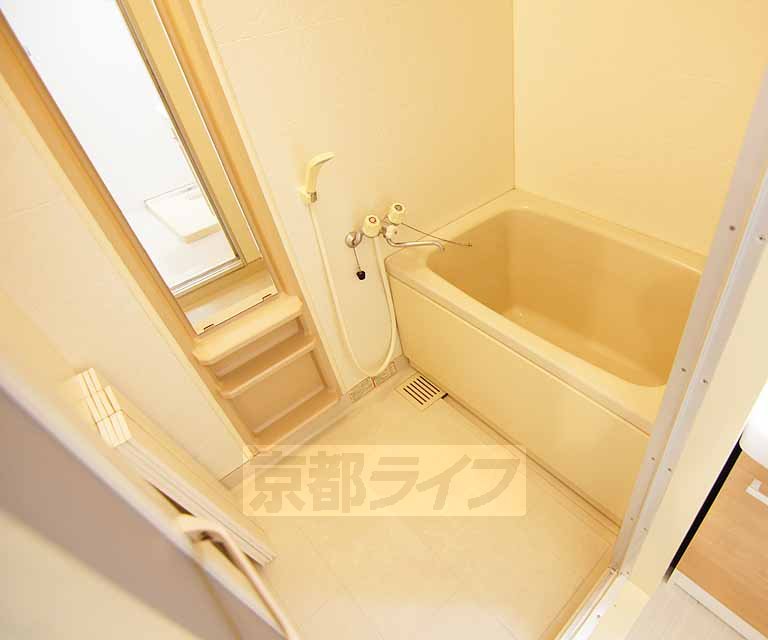 バス・シャワールーム　シャワー、鏡のついた便利なお風呂です。