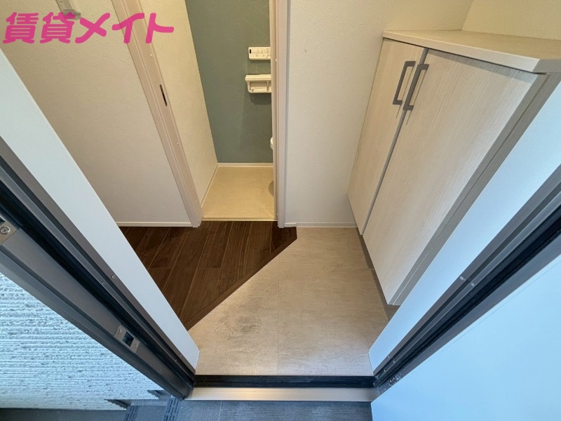 玄関　同物件別部屋の写真です