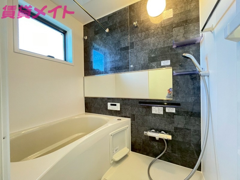 バス・シャワールーム　同物件別部屋の写真です