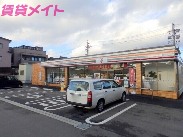 コンビニ　セブンイレブン四日市富田3丁目店（コンビニ）まで588m