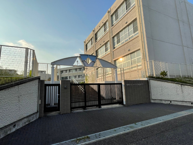 小学校　名古屋市立自由ケ丘小学校（小学校）まで527m