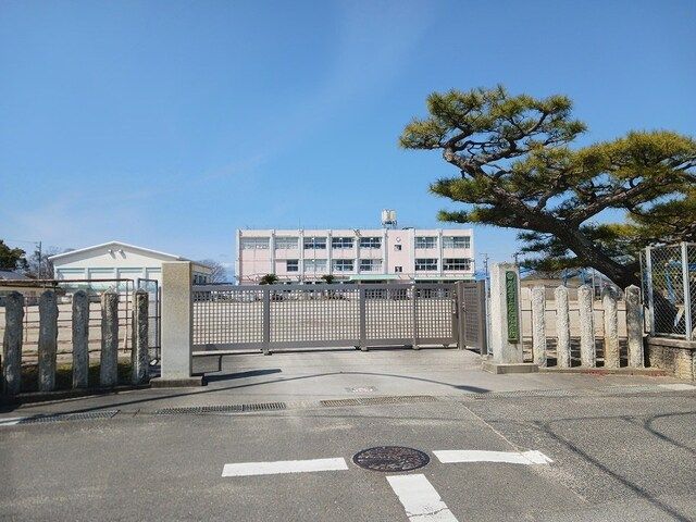 小学校　鈴鹿市立若松小学校（小学校）まで101m