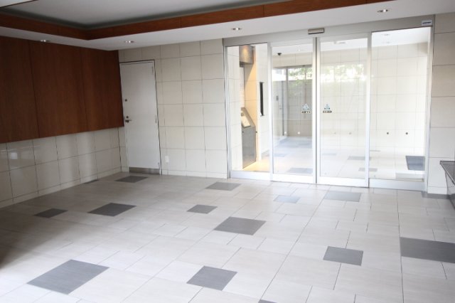 エントランス　落ち着いたエントランスです