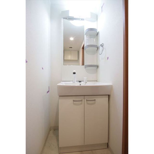 洗面設備　明るい室内です