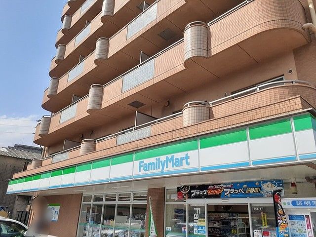 コンビニ　ファミリーマート（コンビニ）まで558m