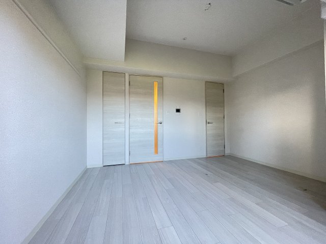 その他部屋・スペース　落ち着いた色調の寝室です