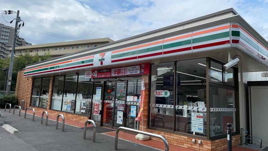 コンビニ　セブン－イレブン豊中東泉丘店（コンビニ）まで1017m