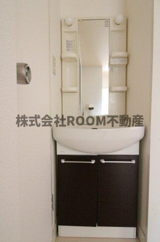 洗面設備　独立洗面化粧台が付いています