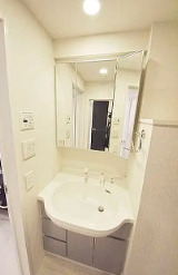 洗面設備　ゆったりとスペースのある洗面所