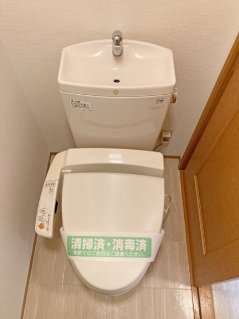トイレ　温水洗浄便座