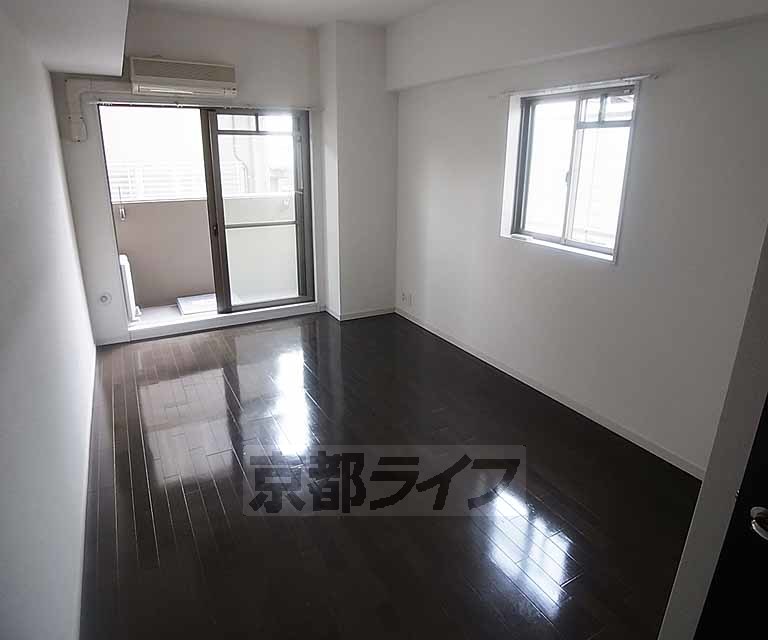 居室・リビング　角部屋ですので、窓が２面ございます。