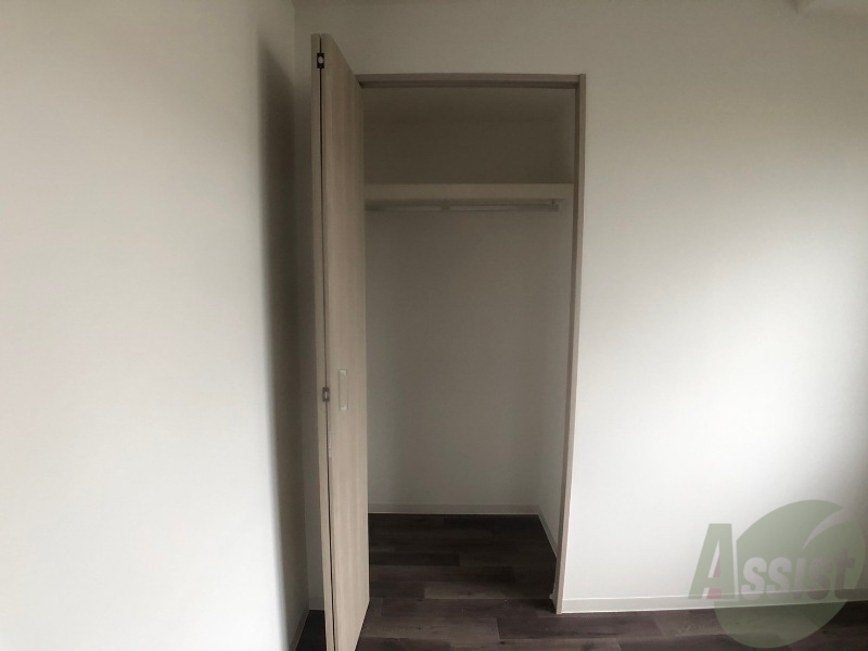 収納　こちらの収納にはハンガーをかけて服もしまえますね。