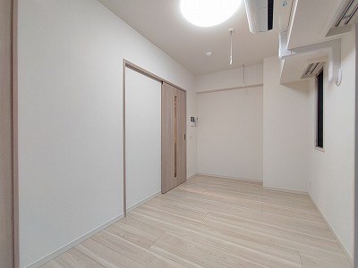 居室・リビング　同建物の別部屋の写真です。