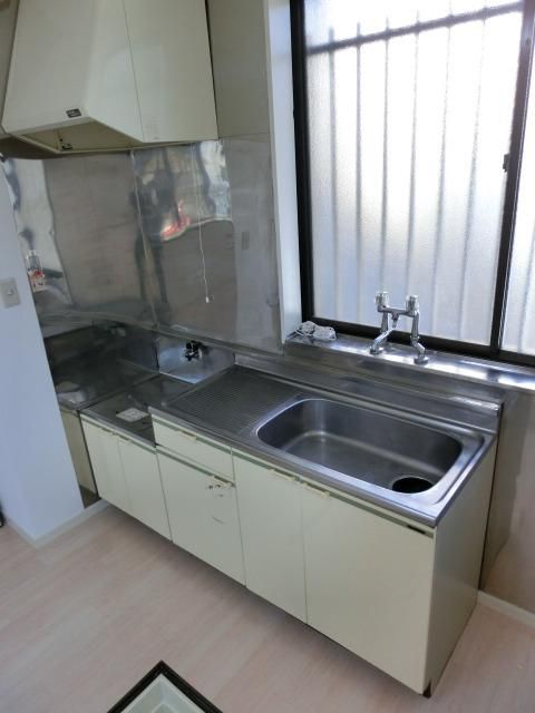 キッチン　２口ガスコンロ設置可・換気窓付き