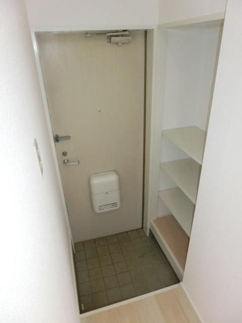 玄関　トールタイプのシューズボックス付き玄関