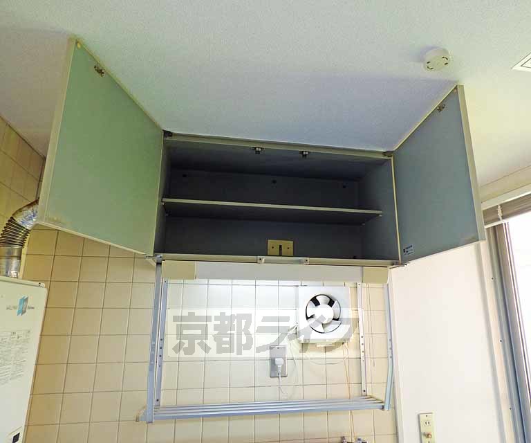 収納　キッチン上の収納スペースです。